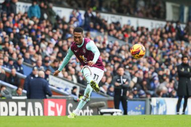 Burnley 'den Jaidon Anthony, 4 Ocak 2024' te Blackburn, İngiltere 'deki Ewood Park' ta oynanan Blackburn Rovers-Burnley maçında serbest vuruş yaptı.
