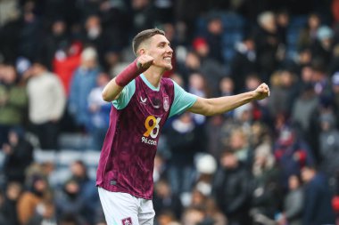 Burnley 'den Maxime Estve, 4 Ocak 2025' te Blackburn, İngiltere 'deki Ewood Park' ta Blackburn Rovers 'a karşı oynanan Sky Bet Şampiyonası' nda tam zamanlı ıslık çaldıktan sonra 1-0 'lık galibiyeti kutluyor.