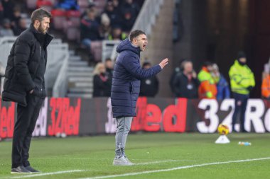 Cardiff City 'nin mer Riza teknik direktörü takımına 4 Ocak 2024' te Riverside Stadyumu, Middlesbrough, İngiltere 'de oynanan Middlesbrough - Cardiff City maçında talimat veriyor.