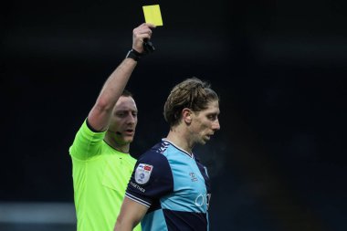 Wycombe Wanderers 'dan Alex Hartridge, Adams Park, High Wycombe, İngiltere' de 4 Ocak 2024 'te oynanan Sky Bet 1 karşılaşmasında hakem Simon Mather tarafından sarı kart gösterildi.