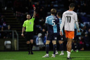 Wycombe Wanderers 'dan Alex Hartridge, Adams Park, High Wycombe, Birleşik Krallık, 4 Ocak 2024' te oynanan Sky Bet 1 karşılaşmasında hakem Simon Mather tarafından ikinci bir sarı kart ve kırmızı kart gösterildi.