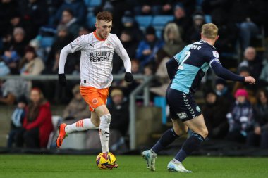 Blackpool 'dan Sonny Carey, Adams Park, High Wycombe, Birleşik Krallık' ta Wycombe Wanderers 'a karşı oynanan Sky Bet 1 karşılaşmasında topla ileri gidiyor.