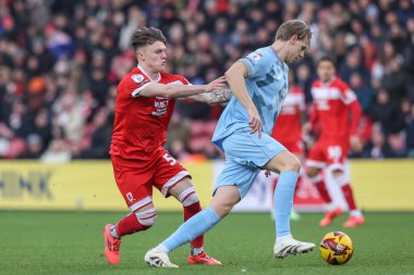 Middlesbrough 'dan Ben Doak ve Cardiff City' den Jesper Daland 4 Ocak 2024 'te Riverside Stadyumu, Middlesbrough' da oynanan Sky Bet Şampiyonası maçında top için mücadele ediyorlar.