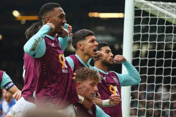 Burnley, Blackburn Rovers 'ın 4 Ocak 2024' te Ewood Park, Blackburn, İngiltere 'de oynadığı Blackburn Rovers maçında açılış golünü kutladı.