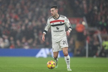 Manchester United takımından Diogo Dalot, Premier League maçında Liverpool Manchester United 'a karşı Anfield, Liverpool, İngiltere' de 5 Ocak 2024 'te oynanan maçta topla birlikte.