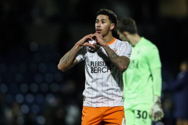 Blackpool 'dan Jordan Lawrence-Gabriel, 4 Ocak 2024' te Adams Park, High Wycombe, İngiltere 'de Wycombe' a karşı Wycombe Wanderers maçından sonra gezgin taraftarlara jest yapıyor.