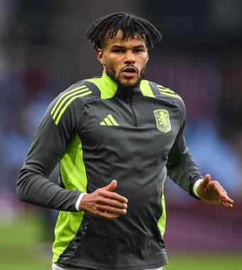 Aston Villa 'dan Tyrone Mings Premier League karşılaşması öncesinde İngiltere' nin Birmingham kentinde oynanan Villa-Leicester maçında ısınma turu sırasında