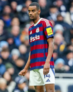 Newcastle United takımından Alexander Isak, Tottenham Hotspur 'a karşı Newcastle United' ın 4 Ocak 2025 'te Londra' daki Tottenham Hotspur Stadyumu 'nda oynanan Premier League karşılaşmasında izlemektedir.