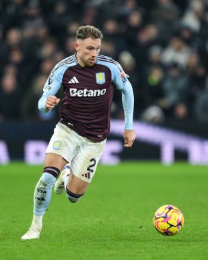 Aston Villa 'dan Matty Cash, Premier Lig maçı sırasında İngiltere' nin Birmingham kenti Villa Park 'ta oynanan Aston Villa-Leicester maçında topa vuruyor.