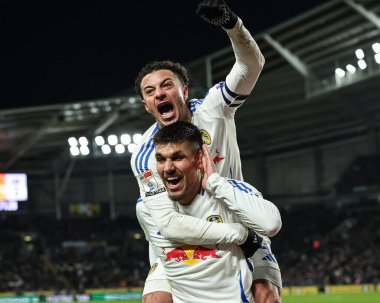 Leeds United takımından Jol Piroe, Leeds United takımının 4 Ocak 2024 'te MKM Stadyumu' nda oynanan Sky Bet Şampiyonası maçında Leeds United takımından Ethan Ampadu ile 1-3 'lük galibiyetini kutluyor.