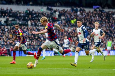 Newcastle United takımından Anthony Gordon, Tottenham Hotspur 'a karşı Newcastle United' ın 4 Ocak 2025 'te Londra' daki Tottenham Hotspur Stadyumu 'nda oynadığı Premier League maçında çekim yapıyor.