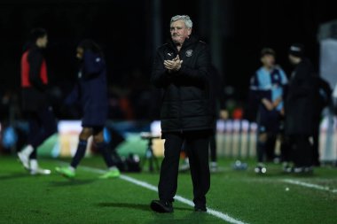 Blackpool 'un baş antrenörü Steve Bruce, 4 Ocak 2024' te Adams Park, High Wycombe 'da Wycombe Wanderers' a karşı oynanan Sky Bet 1 maçı sonrasında gezgin taraftarları alkışlıyor.