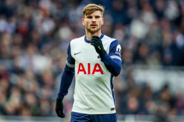 Tottenham Hotspur takımından Timo Werner, Tottenham Hotspur 'a karşı Newcastle United' ın 4 Ocak 2025 'te oynanan Premier League karşılaşmasında Londra' daki Tottenham Hotspur Stadyumu 'na bakıyor.