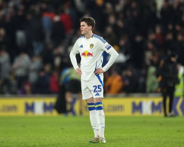 Leeds United takımından kederli Sam Byram, 4 Ocak 2024 'te Hull City, MKM Stadyumu' nda Leeds United 'a karşı oynanan Sky Bet Şampiyonası maçında düdük çaldıktan sonra