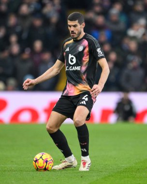 Leicester City 'den Conor Coady, Premier Lig maçı sırasında İngiltere' nin Birmingham kentinde oynanan Villa-Leicester City maçında topa vuruyor.