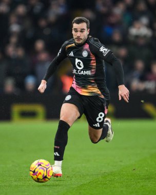 Leicester City 'den Harry Winks, Premier League maçı sırasında İngiltere' nin başkenti Birmingham 'da oynanan Villa-Leicester City maçında topa vuruyor.
