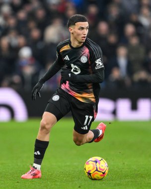 Leicester City 'den Bilal El Khannouss, Premier Lig maçı sırasında İngiltere' nin Birmingham kentindeki Villa Park 'ta Aston Villa ile Leicester City maçında topa vuruyor.