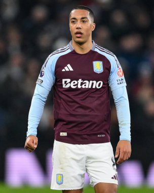 Aston Villa takımından Youri Tielemans Premier Lig maçında Aston Villa, Leicester City 'ye karşı Villa Park, Birmingham, Birleşik Krallık, 4 Ocak 2025