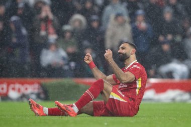 Liverpool 'lu Mohamed Salah, 5 Ocak 2024' te İngiltere 'nin Liverpool kentinde oynanan Premier League maçı sırasında Manchester United' a karşı 2-1 'lik galibiyet golünü kutluyor.