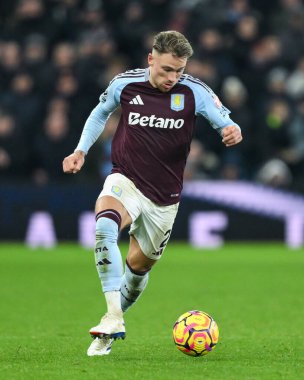 Aston Villa 'dan Matty Cash, Premier Lig maçı sırasında İngiltere' nin Birmingham kenti Villa Park 'ta oynanan Aston Villa-Leicester maçında topa vuruyor.