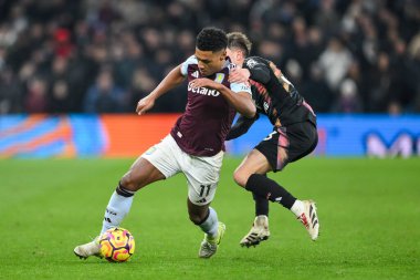 Aston Villa 'dan Ollie Watkins, İngiltere' nin Birmingham kentindeki Villa Park 'ta oynanan Premier Lig karşılaşmasında Leicester City' den Luke Thomas 'ı geçti.
