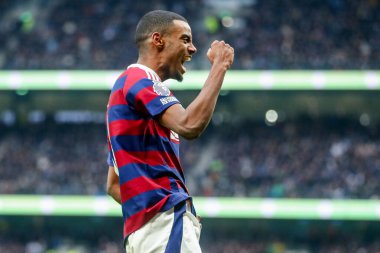 Newcastle United 'tan Alexander Isak, Premier League maçında Tottenham Hotspur' a karşı Newcastle United 'ın Tottenham Hotspur Stadyumu, Londra, İngiltere' de 4 Ocak 2025 'te oynanan karşılaşmasında 1-2' lik galibiyetini kutluyor.