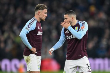 Aston Villa 'dan Emi Buenda, 4 Ocak 2024' te İngiltere 'nin Birmingham kentinde oynanan Premier Lig karşılaşmasında Matty Cash' e talimat verdi.