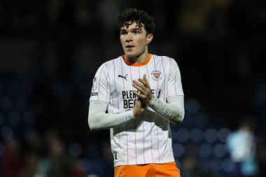 Blackpool 'dan Kyle Joseph, 4 Ocak 2025' te Adams Park, High Wycombe 'da Wycombe Wanderers-Blackpool maçından sonra gezgin taraftarları alkışlıyor.