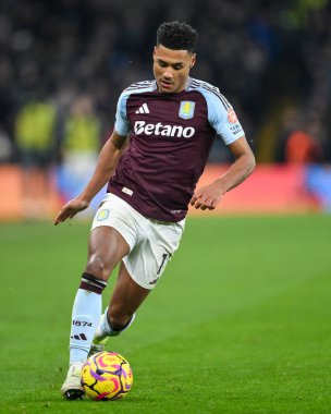 Aston Villa 'dan Ollie Watkins, Premier Lig maçı sırasında İngiltere' nin Birmingham kenti Villa Park 'ta oynanan Aston Villa-Leicester maçında topa vuruyor.