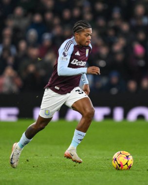 Aston Villa 'dan Leon Bailey, Premier Lig maçı sırasında İngiltere' nin Birmingham kentinde oynanan Villa-Leicester City maçında topa vuruyor.