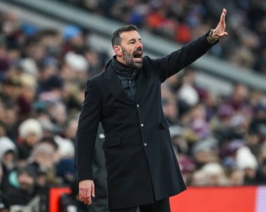 Leicester City 'nin Ruud van Nistelrooy teknik direktörü, Premier Lig maçı sırasında takımına talimat verir.