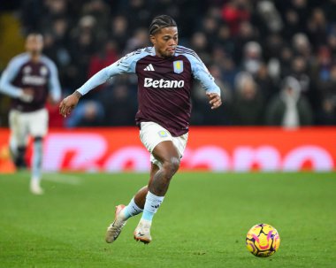 Aston Villa 'dan Leon Bailey, Premier Lig maçı sırasında İngiltere' nin Birmingham kentinde oynanan Villa-Leicester City maçında topa vuruyor.