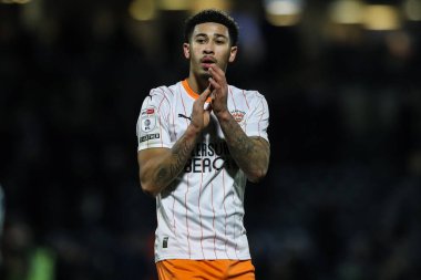 Blackpool 'dan Jordan Lawrence-Gabriel, 4 Ocak 2024' te Adams Park, High Wycombe, İngiltere 'de Wycombe' a karşı Wycombe Wanderers ile oynanan Sky Bet 1 maçı sonrasında gezgin taraftarları alkışlıyor.