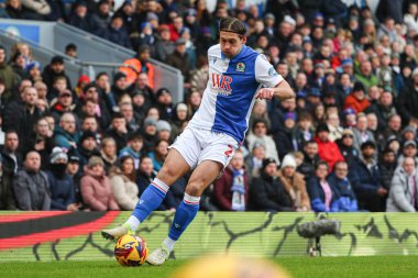 Blackburn Rovers takımından Callum Brittain, Blackburn, İngiltere 'de 4 Ocak 2025' te oynanan Blackburn Parkı 'nda Blackburn Rovers - Burnley maçında topu durdurdu.