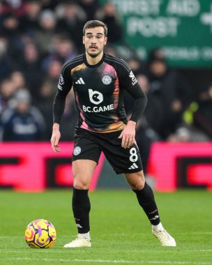 Leicester City 'den Harry Winks, Premier League maçı sırasında İngiltere' nin başkenti Birmingham 'da oynanan Villa-Leicester City maçında topa vuruyor.