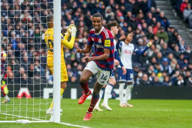 Newcastle United 'tan Alexander Isak, Premier League maçında Tottenham Hotspur' a karşı Newcastle United 'ın Tottenham Hotspur Stadyumu, Londra, İngiltere' de 4 Ocak 2025 'te oynanan karşılaşmasında 1-2' lik galibiyetini kutluyor.
