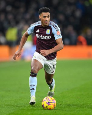 Aston Villa 'dan Ollie Watkins, Premier Lig maçı sırasında İngiltere' nin Birmingham kenti Villa Park 'ta oynanan Aston Villa-Leicester maçında topa vuruyor.