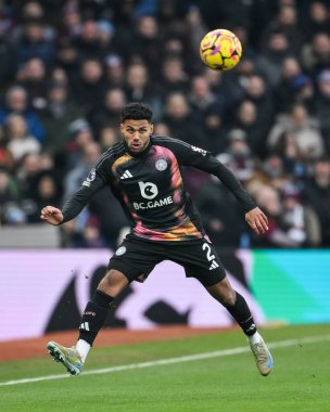 Leicester City 'den James Justin Premier Lig maçında pas veriyor. Aston Villa, Leicester City' ye karşı Villa Park, Birmingham, Birleşik Krallık, 4 Ocak 2025