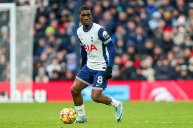 Tottenham Hotspur takımından Yves Bissouma, Premier League maçında Tottenham Hotspur 'a karşı Newcastle United' ın Tottenham Hotspur Stadyumu 'nda 4 Ocak 2024 tarihinde oynanan karşılaşmasında topla koşuyor.