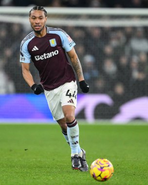 Aston Villa takımından Boubacar Kamara, Premier League maçı sırasında Villa Park, Birmingham 'da Aston Villa ile Leicester City maçında, 4 Ocak 2025' te maç yapıyor.