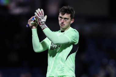 Blackpool 'dan Harry Tyrer, 4 Ocak 2024' te Adams Park, High Wycombe, İngiltere 'de Wycombe' a karşı Wycombe Wanderers maçının ardından gezgin taraftarları alkışlıyor.