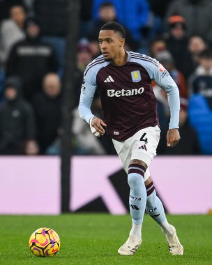 Aston Villa takımından Ezri Konsa, Premier Lig karşılaşması sırasında İngiltere 'nin Birmingham kenti Villa Park' ta oynanan Aston Villa vs Leicester maçında topla hareket halinde.