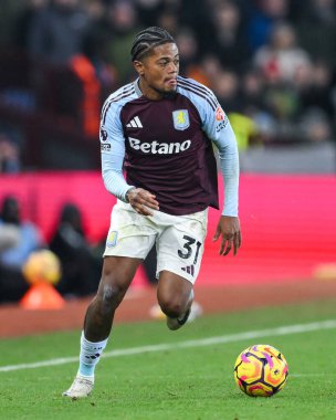 Aston Villa 'dan Leon Bailey, Premier Lig maçı sırasında İngiltere' nin Birmingham kentinde oynanan Villa-Leicester City maçında topa vuruyor.