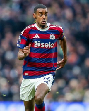 Newcastle United takımından Alexander Isak, Premier League maçında Tottenham Hotspur, Newcastle United 'a karşı Tottenham Hotspur Stadyumu' nda 4 Ocak 2025 tarihinde top ile koşuyor.