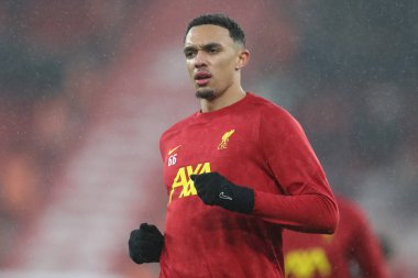 Liverpool 'dan Trent Alexander-Arnold Premier League maçı sırasında Liverpool Manchester United' a karşı Anfield, Liverpool, İngiltere 'de 5 Ocak 2024' te oynanan ısınma maçında
