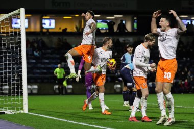 Blackpool 'dan Jordan Lawrence-Gabriel, 4 Ocak 2025' te Adams Park, High Wycombe, İngiltere 'de Wycombe' a karşı oynanan Sky Bet Lig 1 karşılaşmasında takımının golünü 1-1 olarak kutluyor.