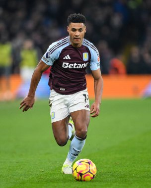 Aston Villa 'dan Ollie Watkins, Premier Lig maçı sırasında İngiltere' nin Birmingham kenti Villa Park 'ta oynanan Aston Villa-Leicester maçında topa vuruyor.