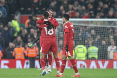 Liverpool 'dan Cody Gakpo, Premier League maçında Liverpool Manchester United' a karşı Anfield, Liverpool, İngiltere 'de 5 Ocak 2024' te oynanan maçta takım arkadaşlarıyla 1-1 kazanma hedefini kutluyor.