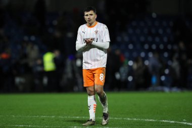 Blackpool 'dan Albie Morgan, 4 Ocak 2025' te Adams Park, High Wycombe 'da Wycombe Wanderers' a karşı oynanan Sky Bet 1 maçı sonrasında gezgin taraftarları alkışlıyor.