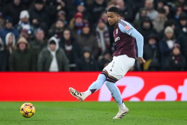 Aston Villa takımından Ezri Konsa Premier Lig maçında pas veriyor. Aston Villa, Leicester City 'ye karşı Villa Park, Birmingham, İngiltere, 4 Ocak 2025